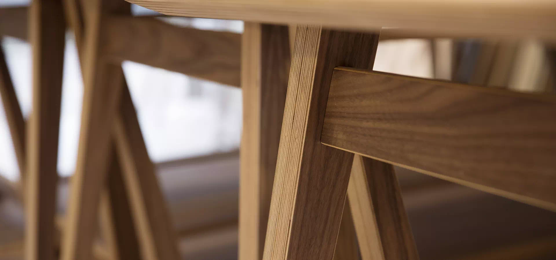 drewniane nogi stołu